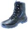 Chaussure de sécurité noire avec semelle bleue et détails bleus, tige haute, stable et protectrice, adaptée aux applications industrielles.