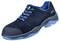 Une chaussure de sécurité bleu marine avec un rembourrage intérieur bleu et des semelles, un design perforé et des lacets, adaptée aux environnements de travail.