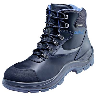 Chaussure de sécurité noire avec des lacets bleus et noirs, semelle renforcée et protection des chevilles, adaptée aux environnements de travail.