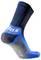 Chaussette longue noir-bleu avec talon rembourré et logo blanc sur le côté. Adaptée aux activités sportives.