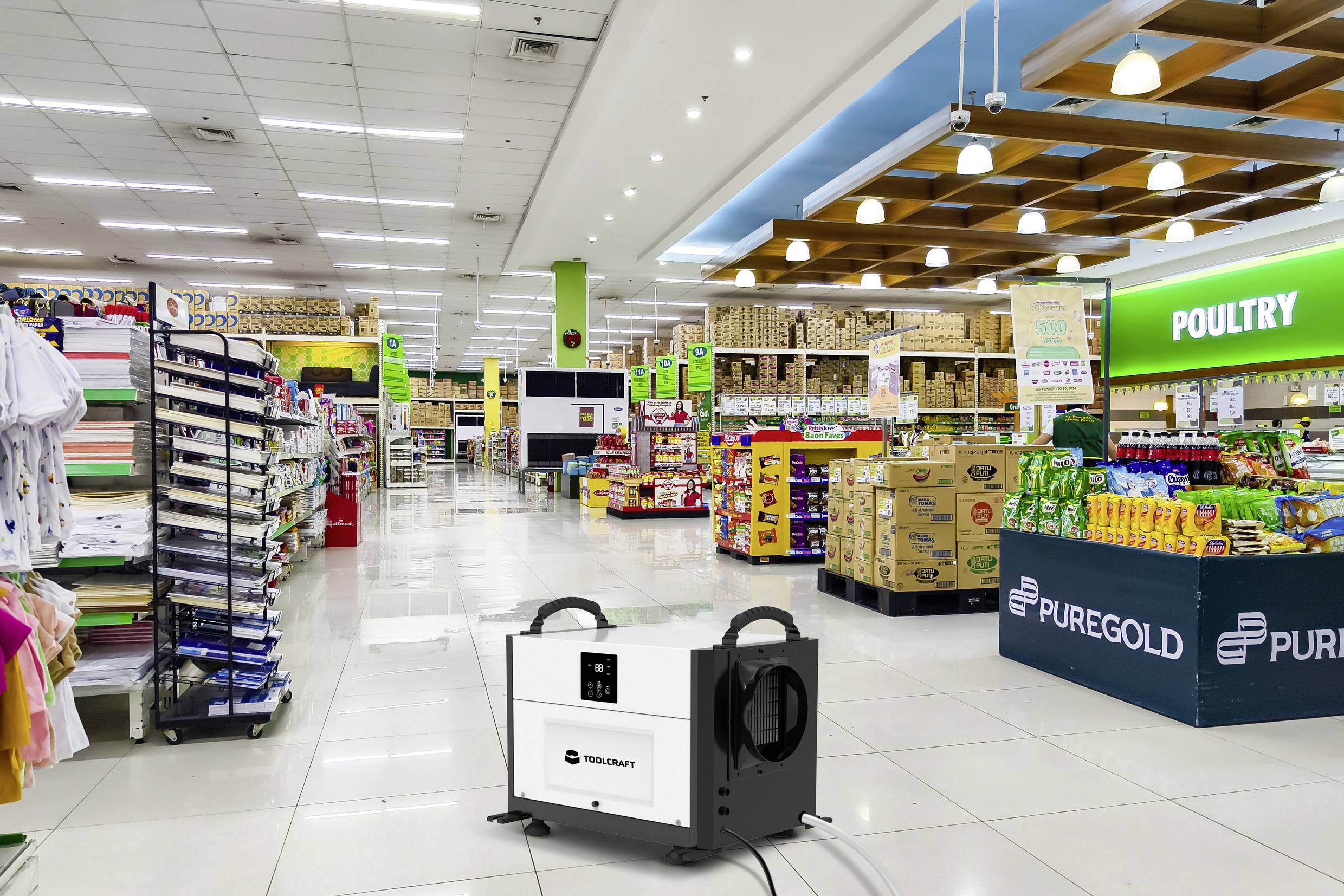 Un supermarché aux allées larges et aux étagères bien garnies. Au premier plan se trouve un appareil qui semble destiné au nettoyage des sols.