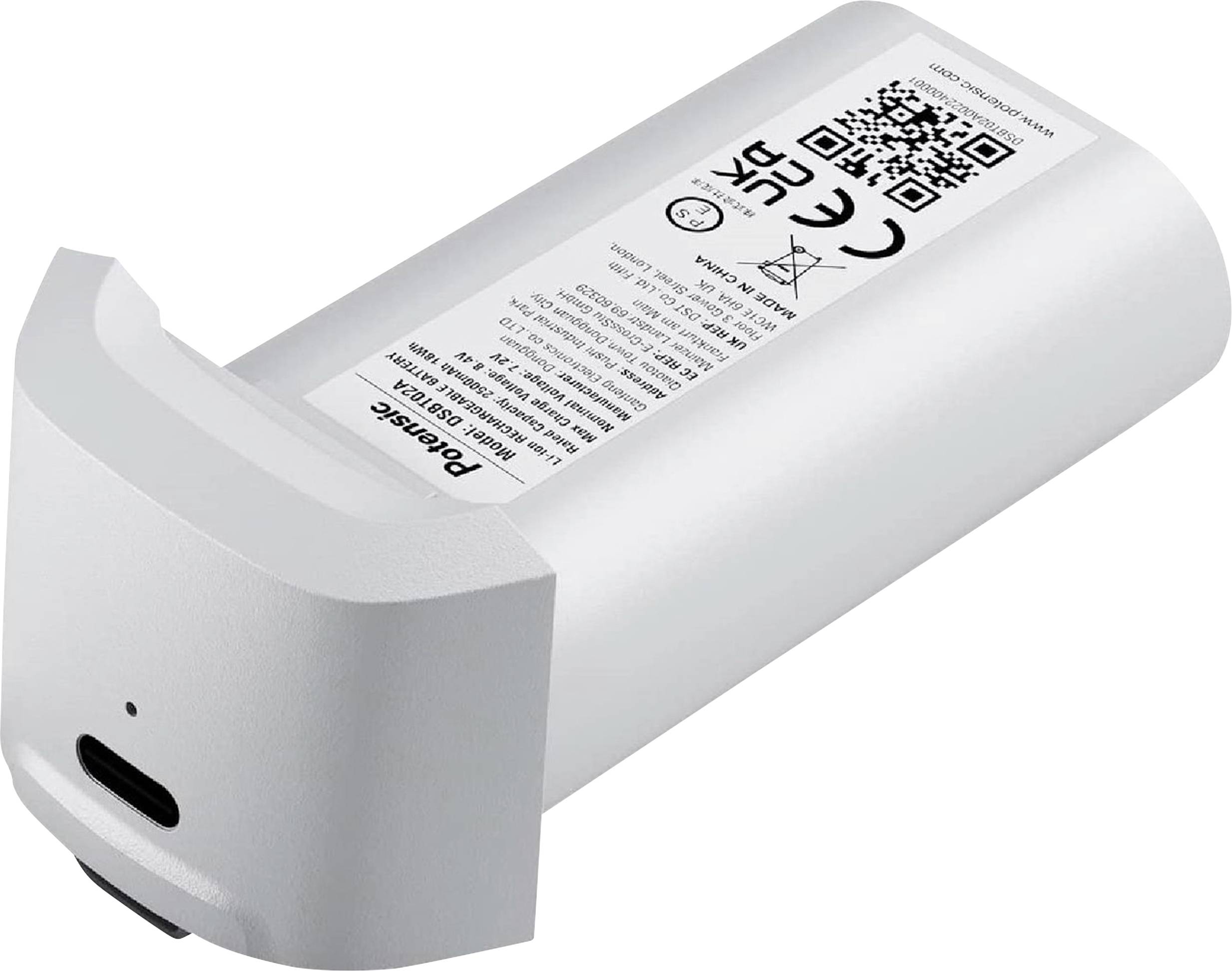 Une batterie blanche cylindrique portant les marquages CE et UKCA, avec un code QR et un port USB-C sur sa face inférieure.