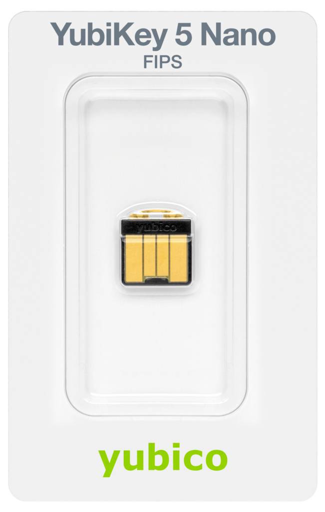 Une YubiKey 5 Nano emballée, une petite clé de sécurité USB, sur une carte en carton portant l'inscription 'yubico' au bas.
