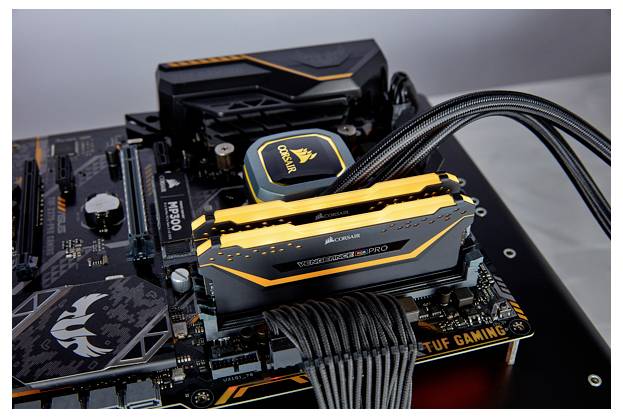 Une carte mère d'ordinateur avec des composants Corsair, y compris la RAM et le système de refroidissement, présente une configuration matérielle conçue pour le gaming.