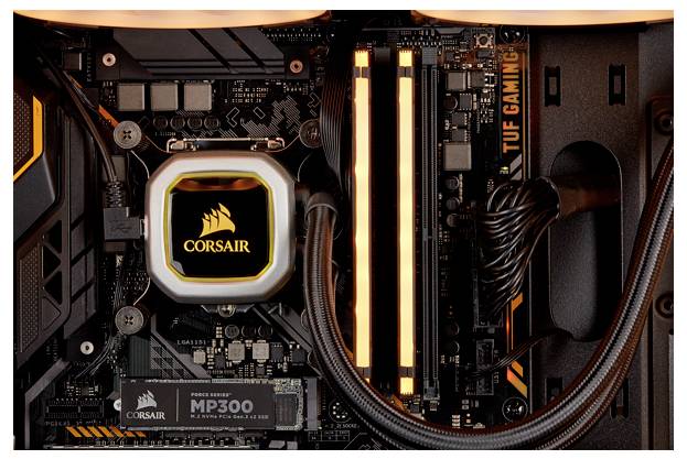 Aperçu de l'intérieur d'un ordinateur avec des composants matériels marqués tels qu'un système de refroidissement Corsair et des barrettes de RAM.