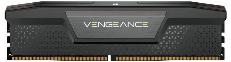 Module RAM avec le logo de marque 'Vengeance' au centre. Design de boîtier noir avec des motifs géométriques sur la surface.