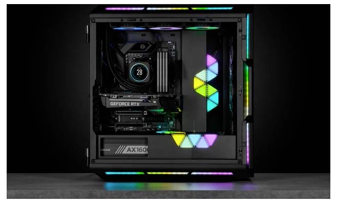 Un boîtier d'ordinateur avec un panneau latéral transparent, révélant des composants éclairés et un système de refroidissement à l'intérieur sur un fond noir.