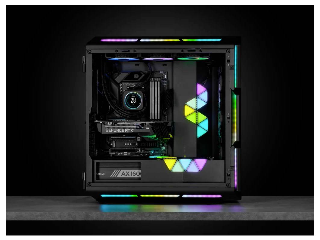 Un boîtier PC transparent avec éclairage RVB met en valeur des composants internes tels que la carte graphique 'GeForce RTX' et l'alimentation 'AX1600'.