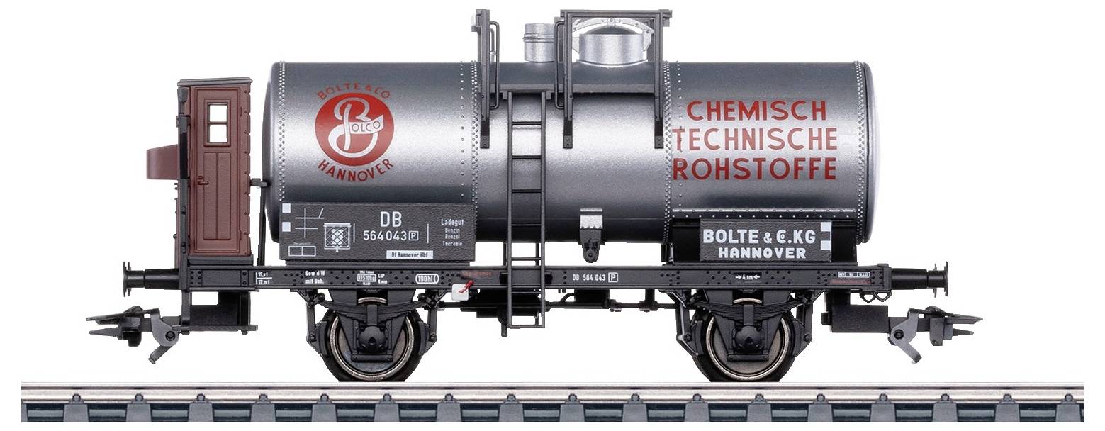 Un modèle d'un wagon-citerne argenté portant l'inscription 'Matières premières chimiques et techniques' et le logo de l'entreprise, posé sur une voie ferrée.