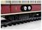 Gros plan d'un train rouge avec des roues dentées sur le côté, les roues reposant sur des rails. Il montre un détail historique de conception de wagon.
