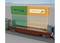 Un train de marchandises transporte deux conteneurs, l'un vert portant des symboles de navire, d'avion et de grue, l'autre orange avec l'inscription « LOGISTICS ».