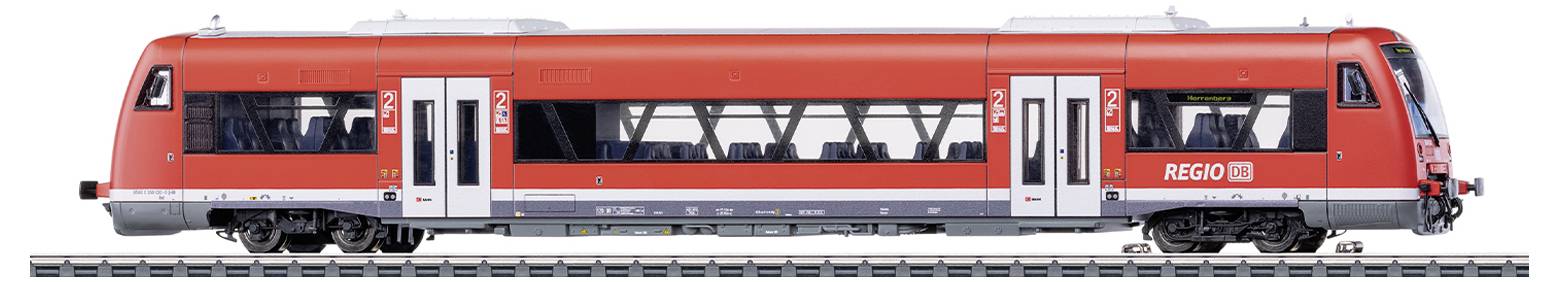 Un train régional rouge sur une voie ferrée. Des portes passagers et de grandes fenêtres sont visibles. Le numéro du train et le logo sont sur le côté.