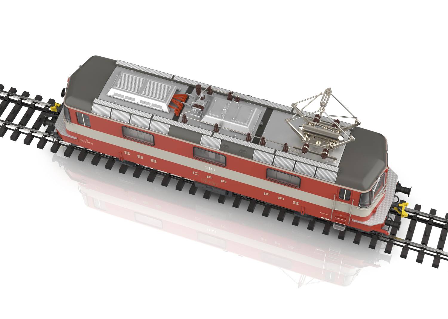 Un modèle d'une locomotive rouge sur des rails, vue de côté et de haut. La locomotive est équipée d'une caténaire.