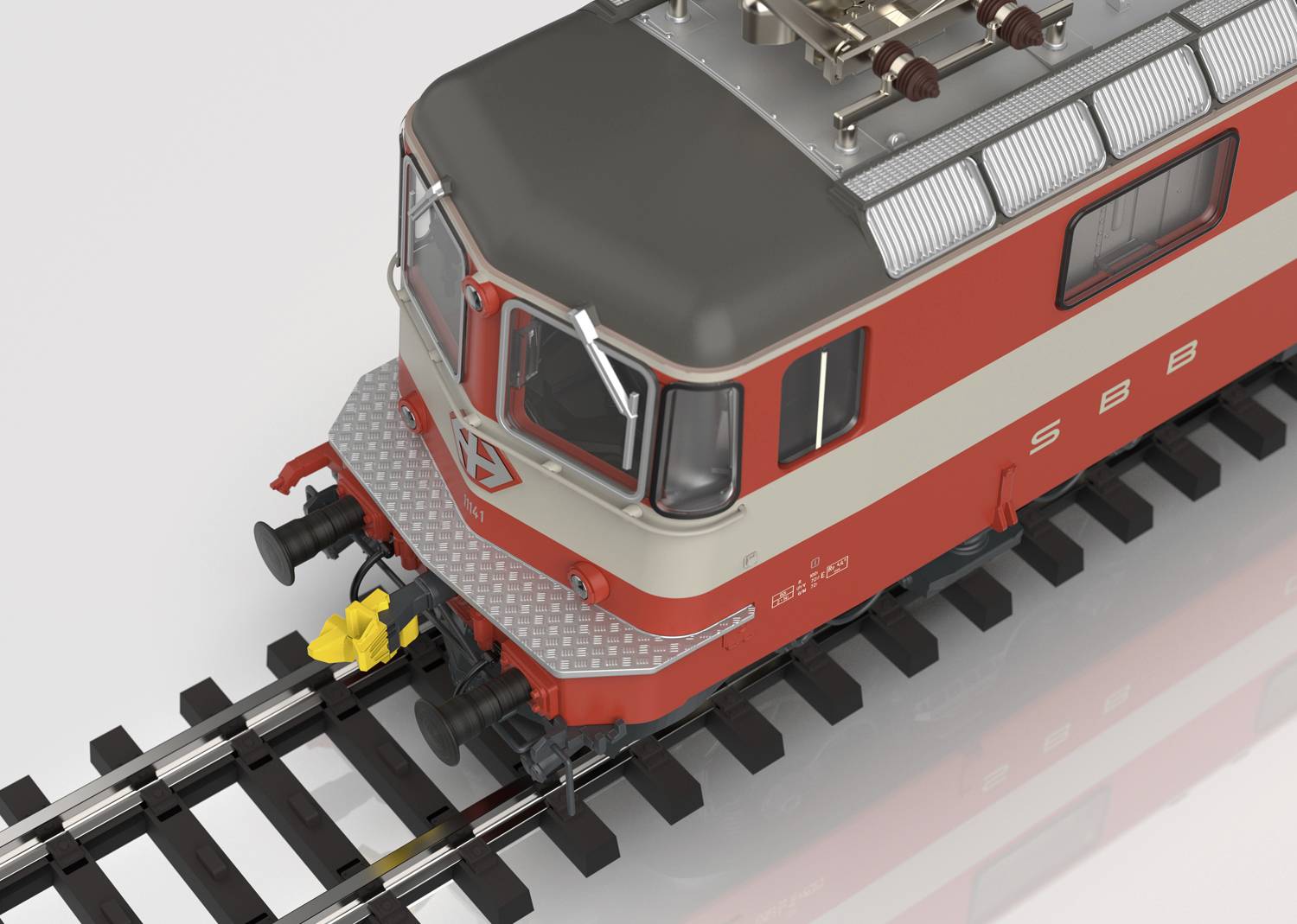 Un modèle rouge d'une locomotive électrique des CFF sur des rails, vue de dessus. Les détails clairement identifiables comprennent le logo et les pantographes.
