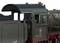 Locomotive à vapeur fermée, vue latérale du poste de conduite, avec des marquages détaillés et des instruments de contrôle.
