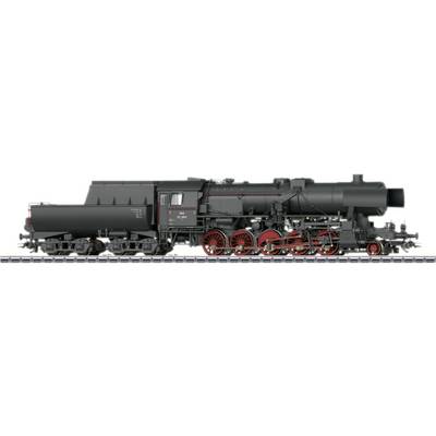 Une locomotive à vapeur noire avec des roues rouges est stationnée sur des rails. Elle a une construction robuste et un design historique.