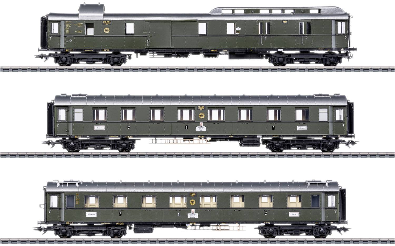 Trois wagons de train miniatures verts sur des rails, chacun présentant des détails et des fenêtres différents, montrés en vue latérale.