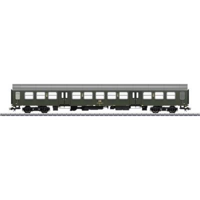 Un wagon de chemin de fer vert foncé au design classique, positionné sur des rails, avec plusieurs fenêtres et inscriptions sur le côté.
