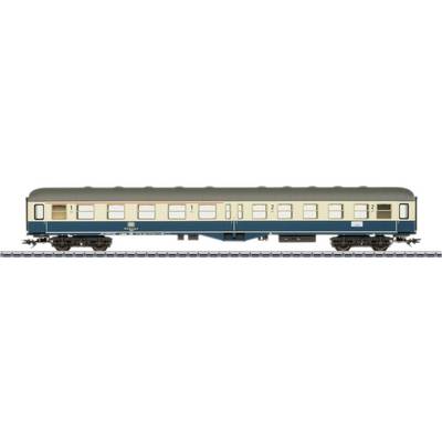Une voiture de voyageurs de train miniature à l'échelle H0, peinte en bleu et beige, avec des fenêtres et des inscriptions détaillées, stationnée sur une voie ferrée.