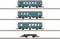 Quatre wagons de train miniatures sur des rails : trois wagons de passagers verts et un wagon de marchandises marron alignés.