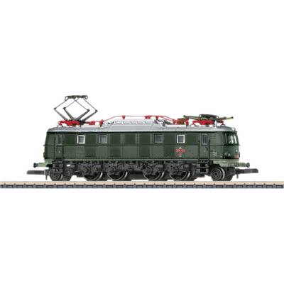 Une locomotive électrique modèle verte est garée sur une voie ferrée. La locomotive possède des pantographes rouges et des composants détaillés.