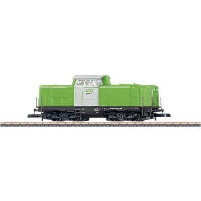 Locomotive au format miniature peinte en vert et gris, portant l'inscription 'SEAG', sur un affichage de voie ferrée.