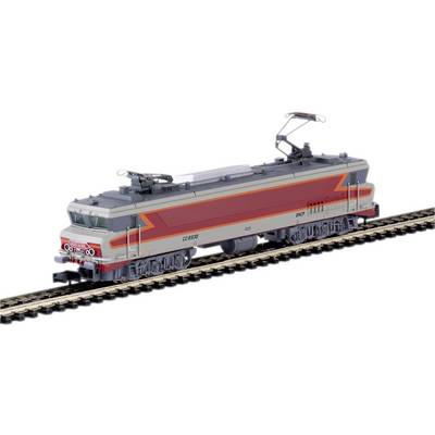 Un train miniature peint en gris et rouge sur un tronçon de voie ferrée. Le train présente des caténaires détaillées et des détails latéraux précis.