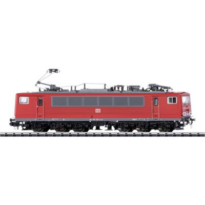 Une locomotive électrique rouge de la Deutsche Bahn circule sur une voie ferrée. La locomotive est longue et possède un toit plat équipé d'un pantographe.