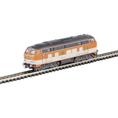 Un train miniature orange et blanc de la Deutsche Bahn circule sur une voie. Le train a un toit noir et des rangées de fenêtres caractéristiques.