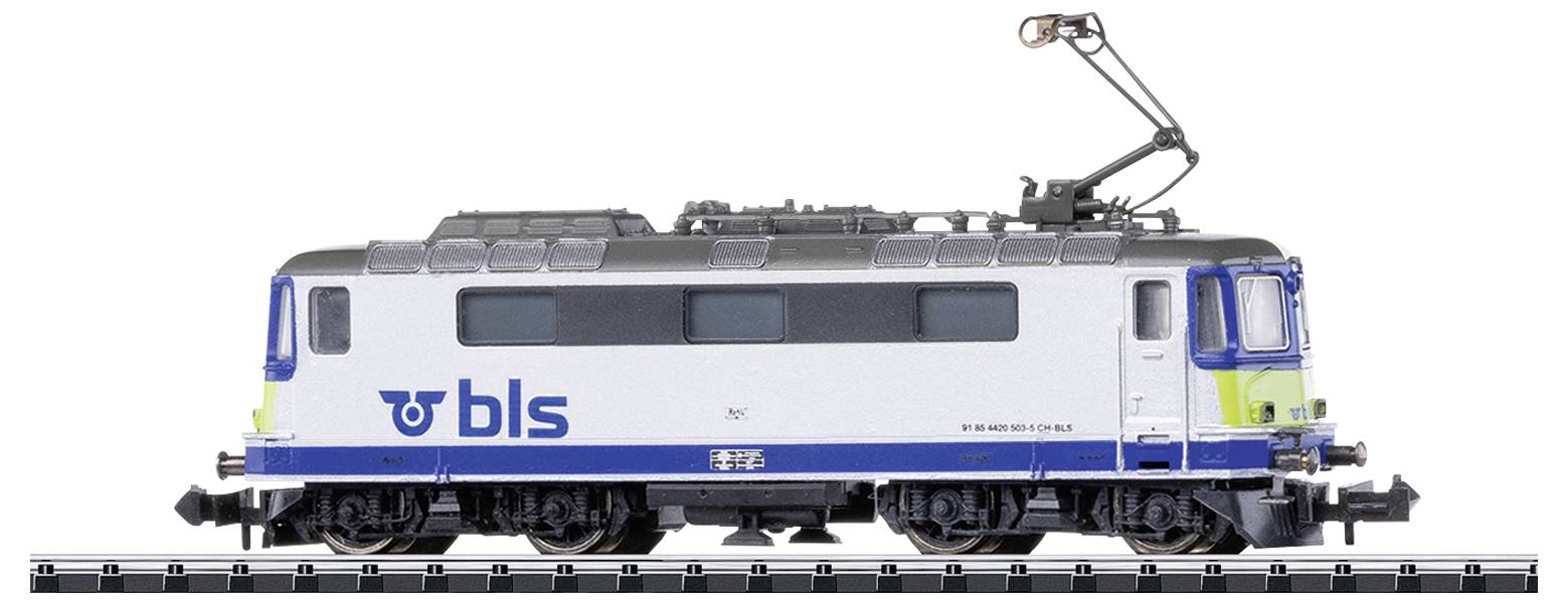 Locomotive vue de profil avec le logo 'bls', stationnée sur une voie ferrée.