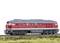 Une locomotive rouge circule sur une voie ferrée à travers un paysage verdoyant. Elle est fidèle aux détails et présente un design moderne.
