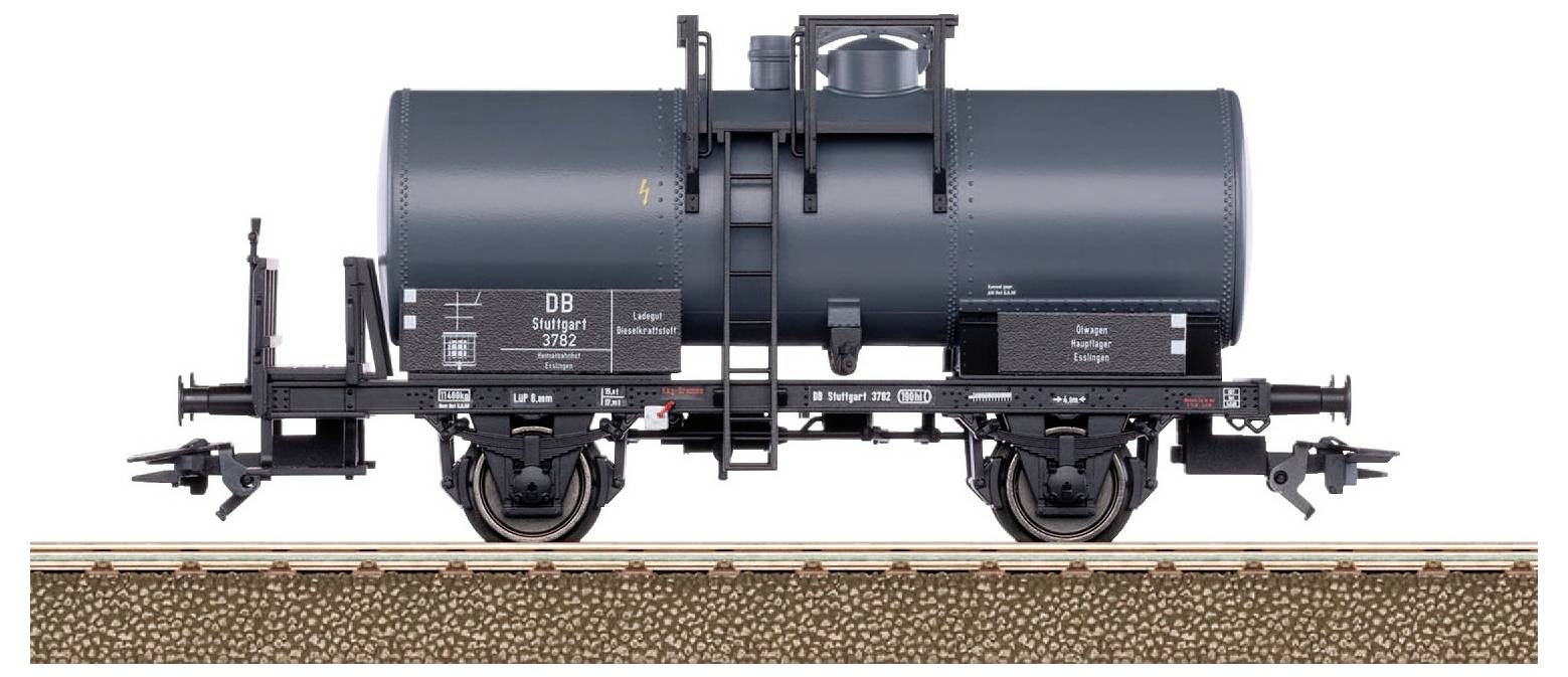 Un wagon-citerne gris sur des rails. Le wagon porte l'inscription 'DB Stuttgart'. Adapté au transport de liquides.