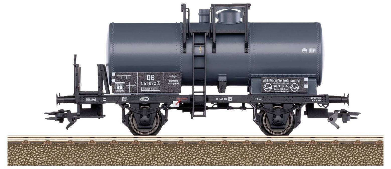 Vue latérale d'un wagon de marchandises bleu sur une voie ferrée. Le wagon porte l'inscription DB et est conçu pour le transport de liquides.