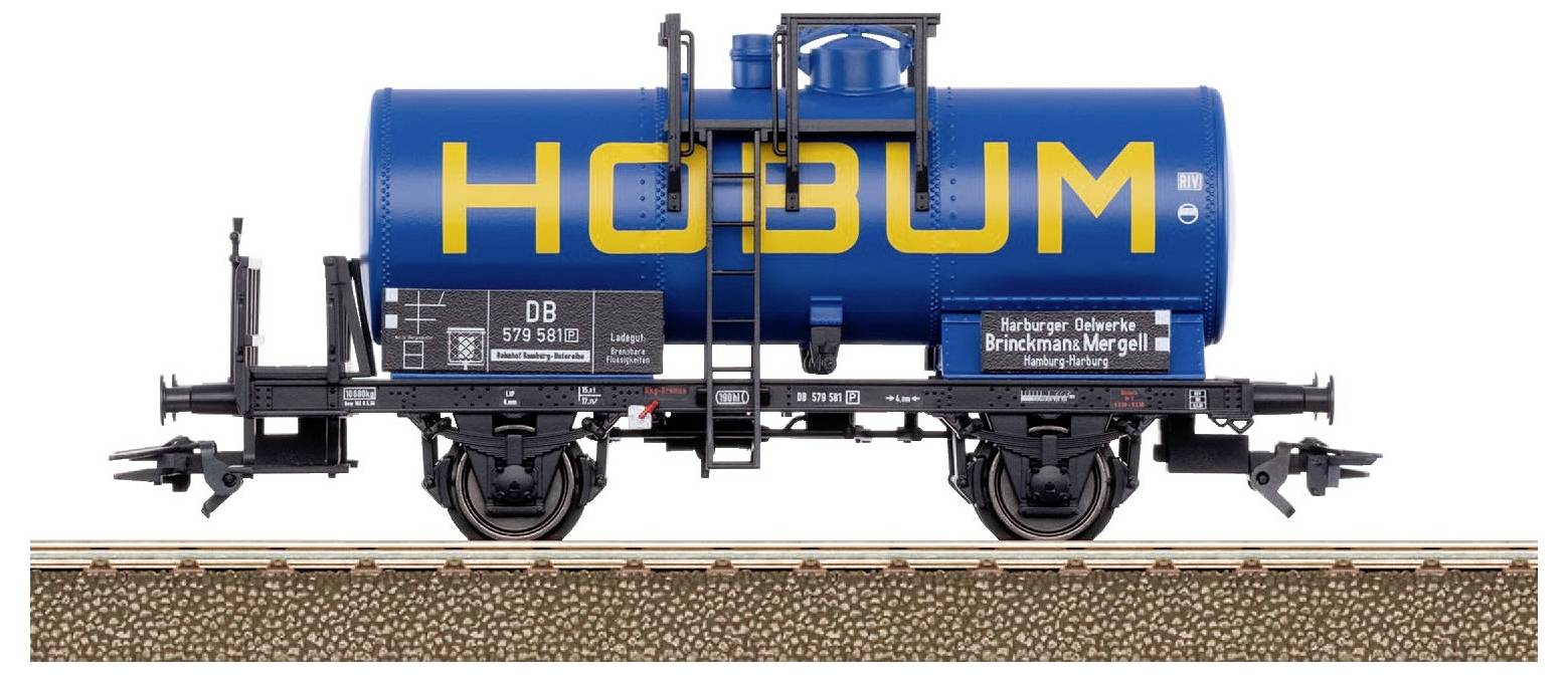 Wagon-citerne bleu avec l'inscription jaune 'HOBUM' sur une voie ferrée. En dessous, détails supplémentaires sur le fabricant et l'étiquetage du wagon.