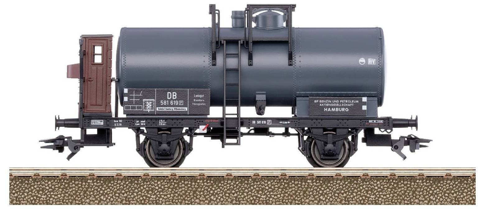 Un modèle d'un wagon-citerne noir sur une section de voie ferrée. À gauche se trouve une structure marron pour le freineur.