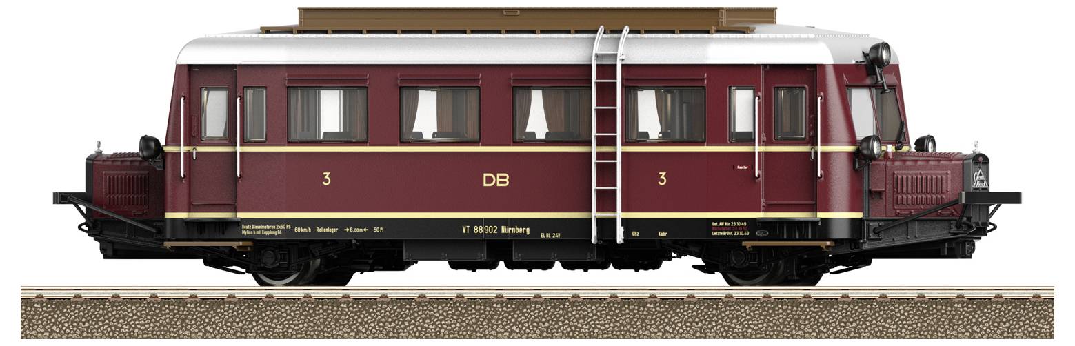 Un autorail rouge de la Deutsche Bahn avec une construction de toit marron sur des rails. Les portes, les fenêtres et le numéro du train sont visibles.