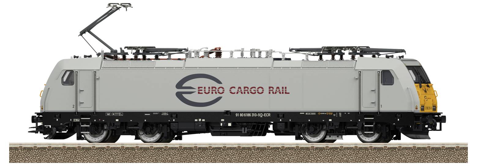 Modèle gris d'une locomotive Euro Cargo Rail sur une voie ferrée, vue de côté, avec un pantographe sur le toit.