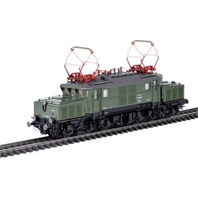 L'image montre une locomotive électrique verte sur une voie ferrée, avec deux pantographes déployés, l'avant orienté vers la gauche.