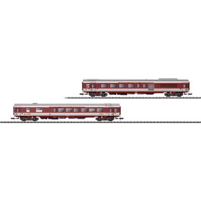 Deux trains-modèles rouges sur des rails, l'un en haut et l'autre en bas. Tous deux ont des rangées de fenêtres et sont conçus dans le même style.