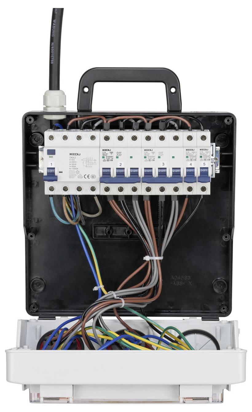 Boîte de distribution électrique avec couvercle ouvert, montrant plusieurs fusibles et câbles colorés, ordonnés et connectés.