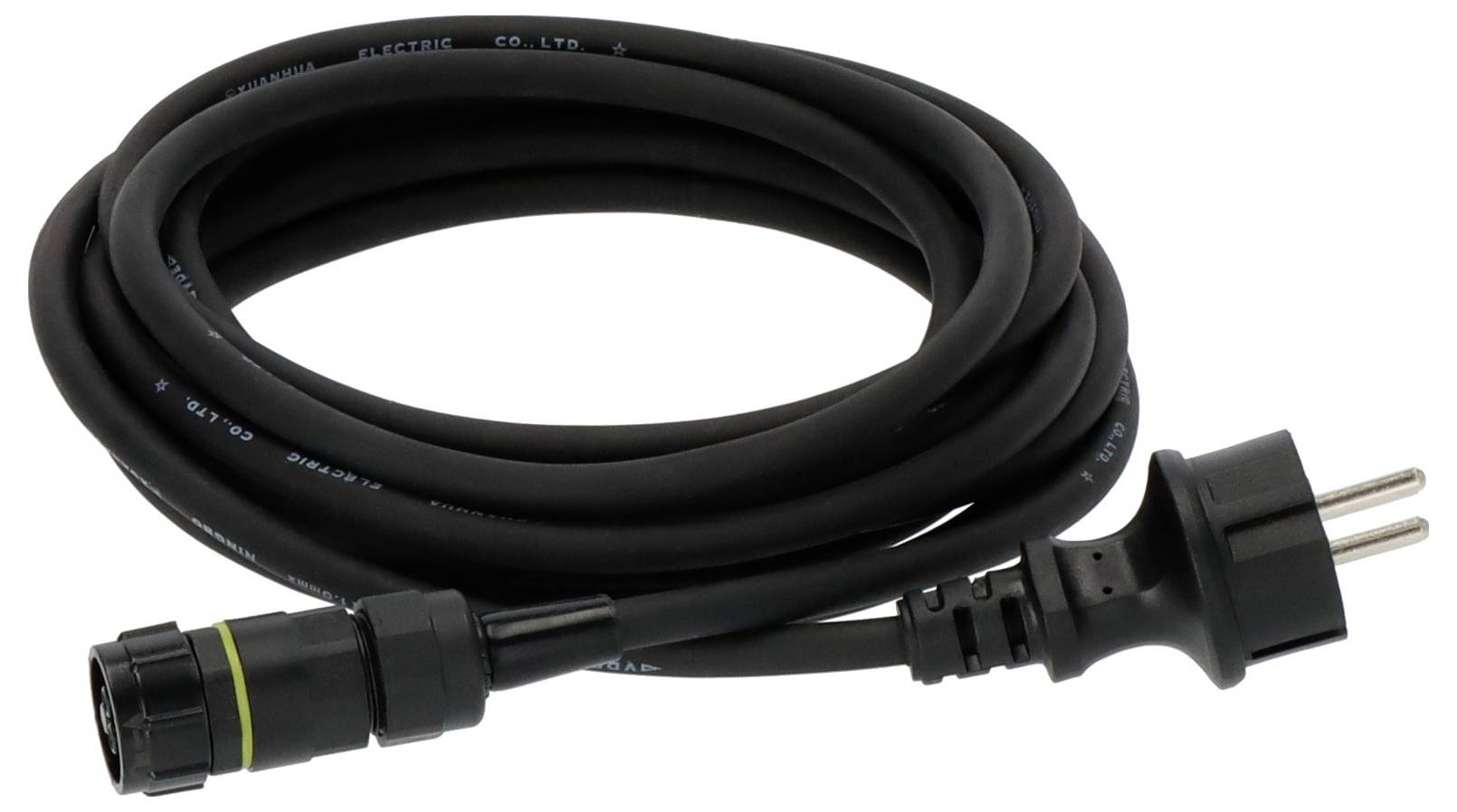 Un câble électrique noir avec une fiche tripolaire et une prise ronde, enroulé et prêt à être utilisé.