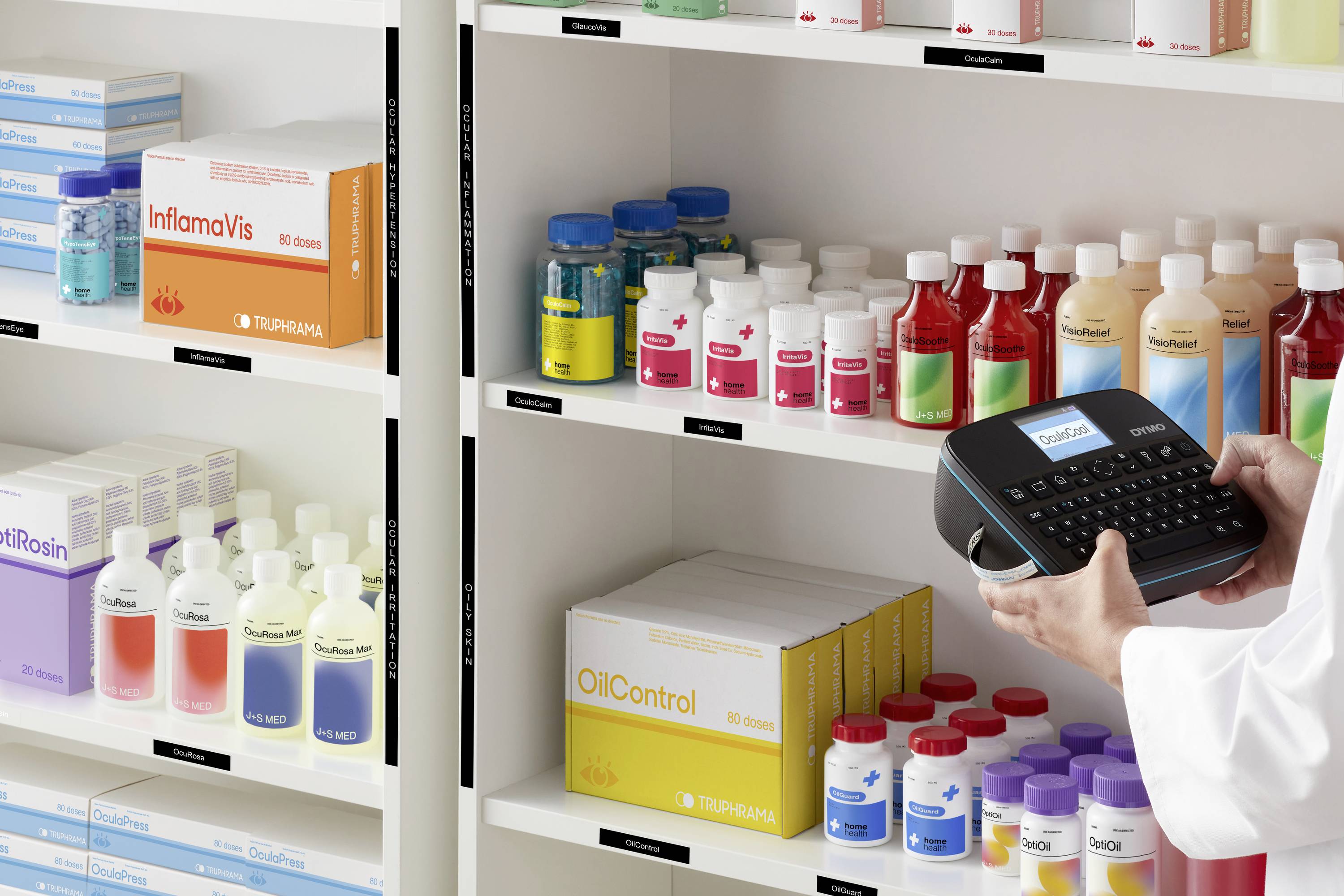 Un pharmacien organise des étagères de médicaments avec différents médicaments et compléments alimentaires, tout en utilisant un appareil d'étiquetage.