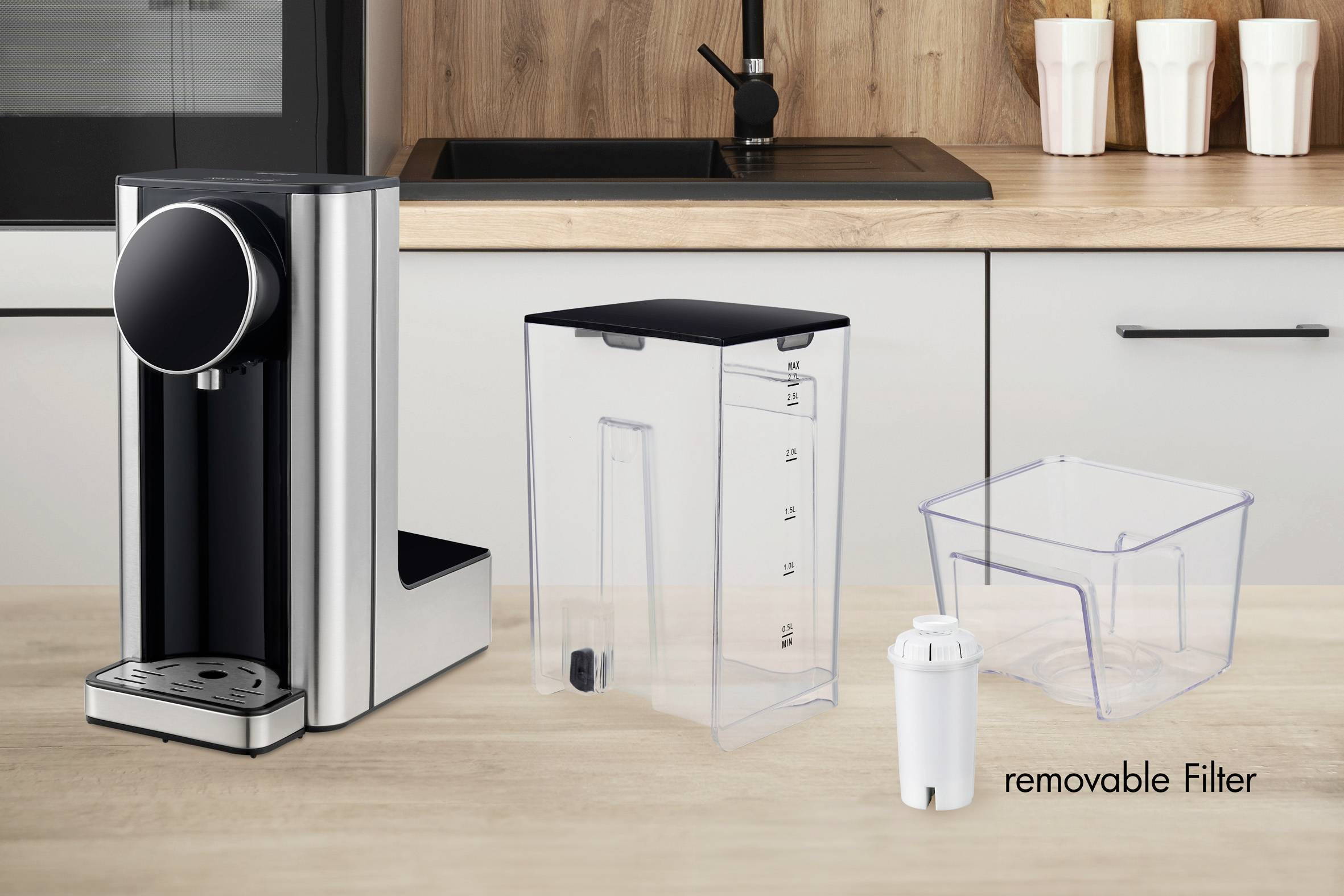 Une machine à café moderne est posée sur un plan de travail de cuisine. À côté se trouvent un récipient transparent et un filtre amovible.