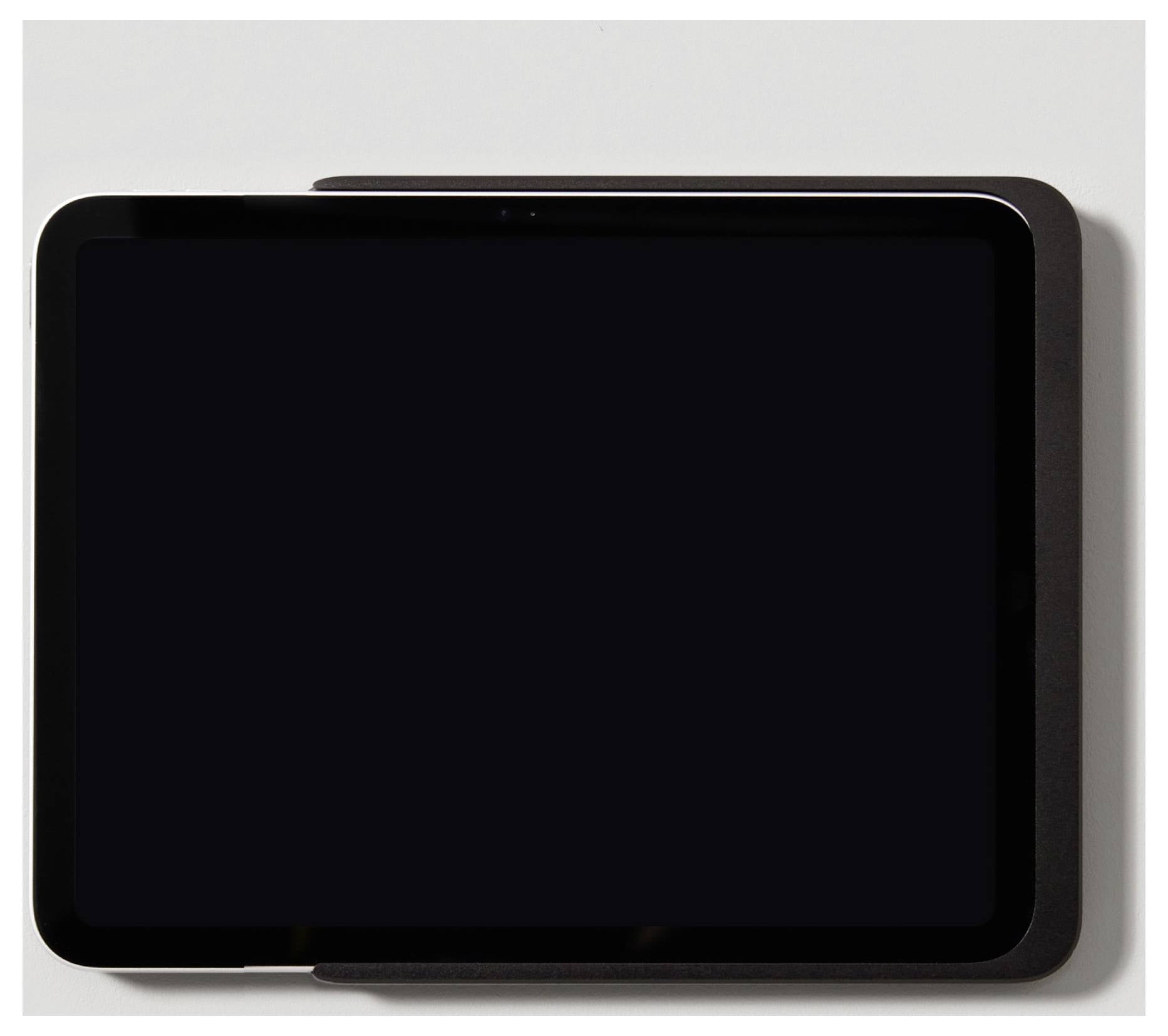 Une tablette noire avec un écran lumineux, posée sur un fond blanc.