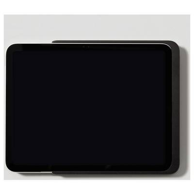 Une tablette noire avec un écran lumineux, posée sur un fond blanc.