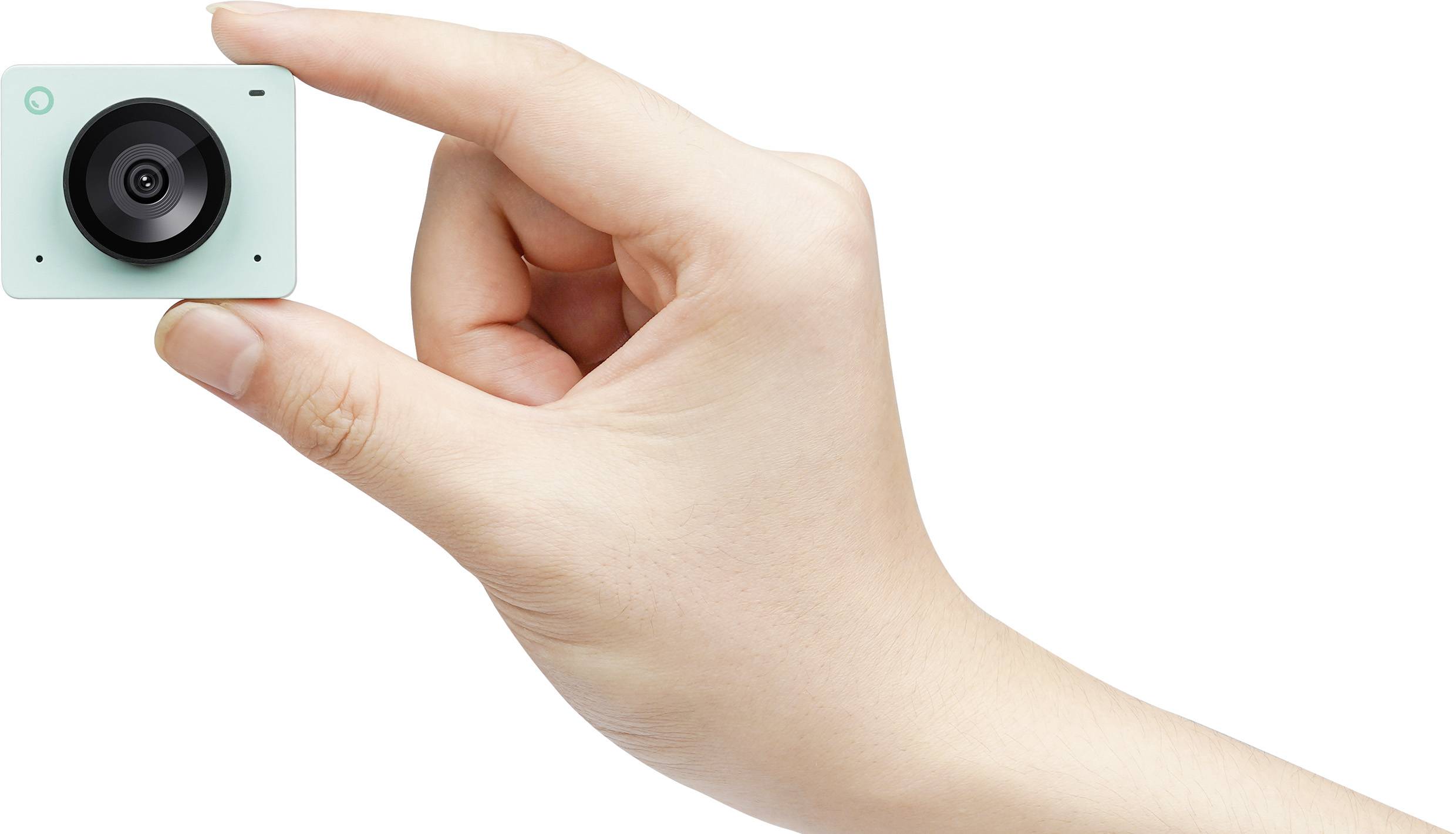 Une main tient un petit appareil photo carré avec un grand objectif.