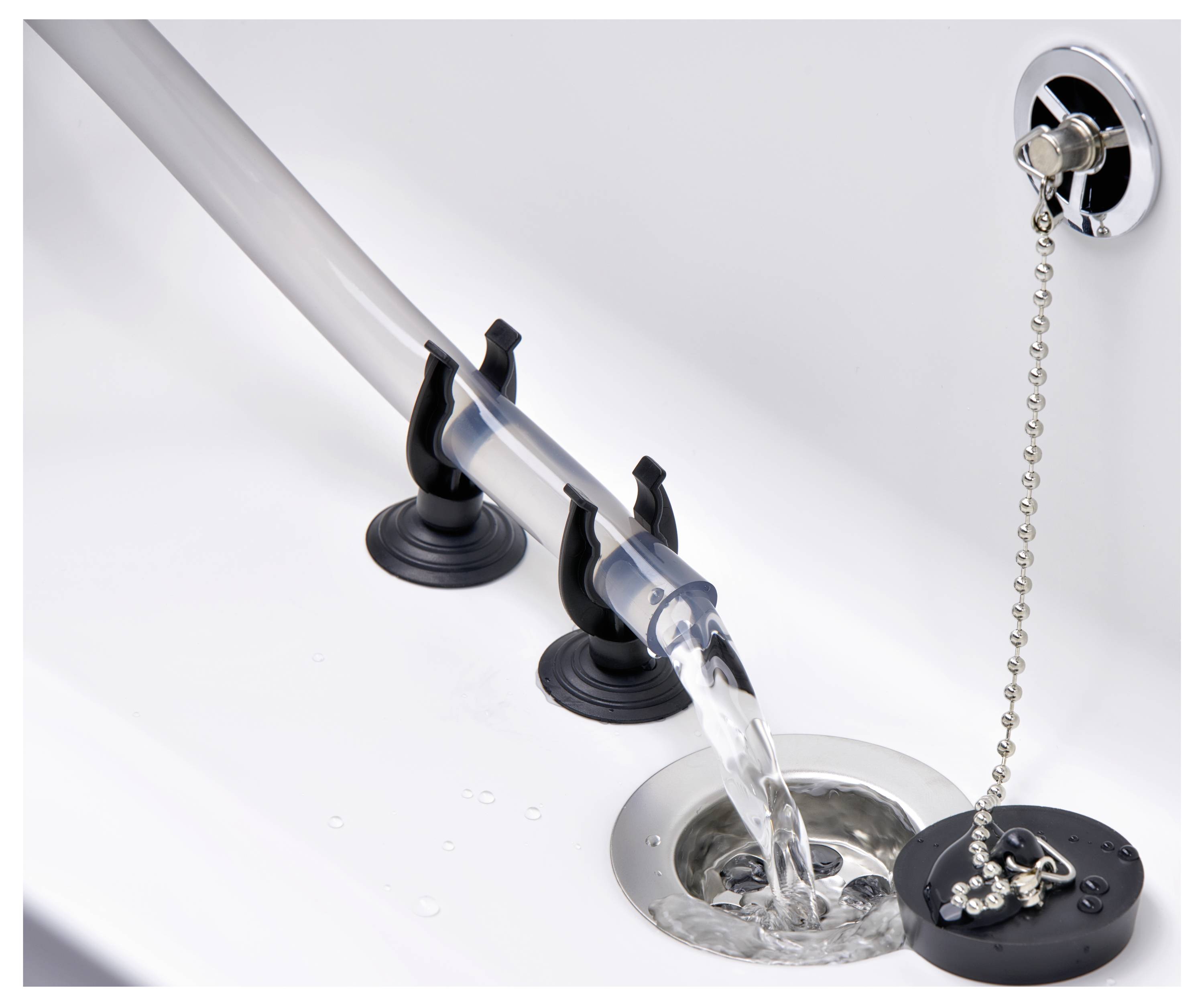 Image d'une pompe à siphon vidant l'eau d'une baignoire dans le drain, illustrant une méthode efficace d'évacuation de l'eau.