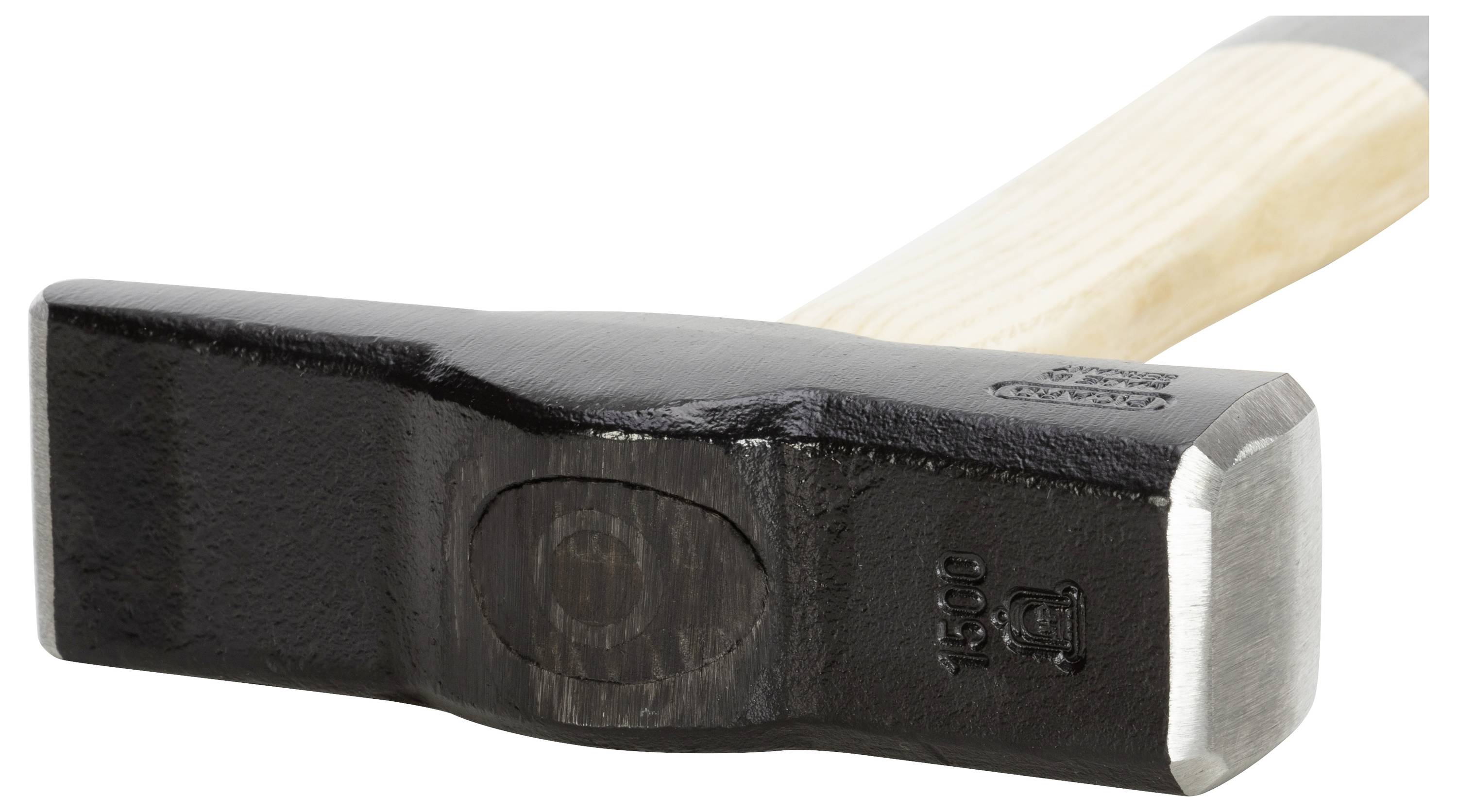 Marteau à tête noire avec une extrémité plate et pointue, manche en bois. Outil utilisé pour frapper et pour ciseler.