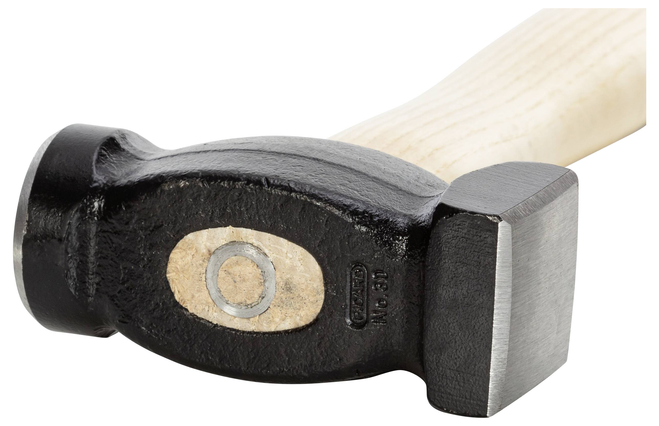 Un marteau à tête noire et manche en bois clair, prêt pour des travaux artisanaux.