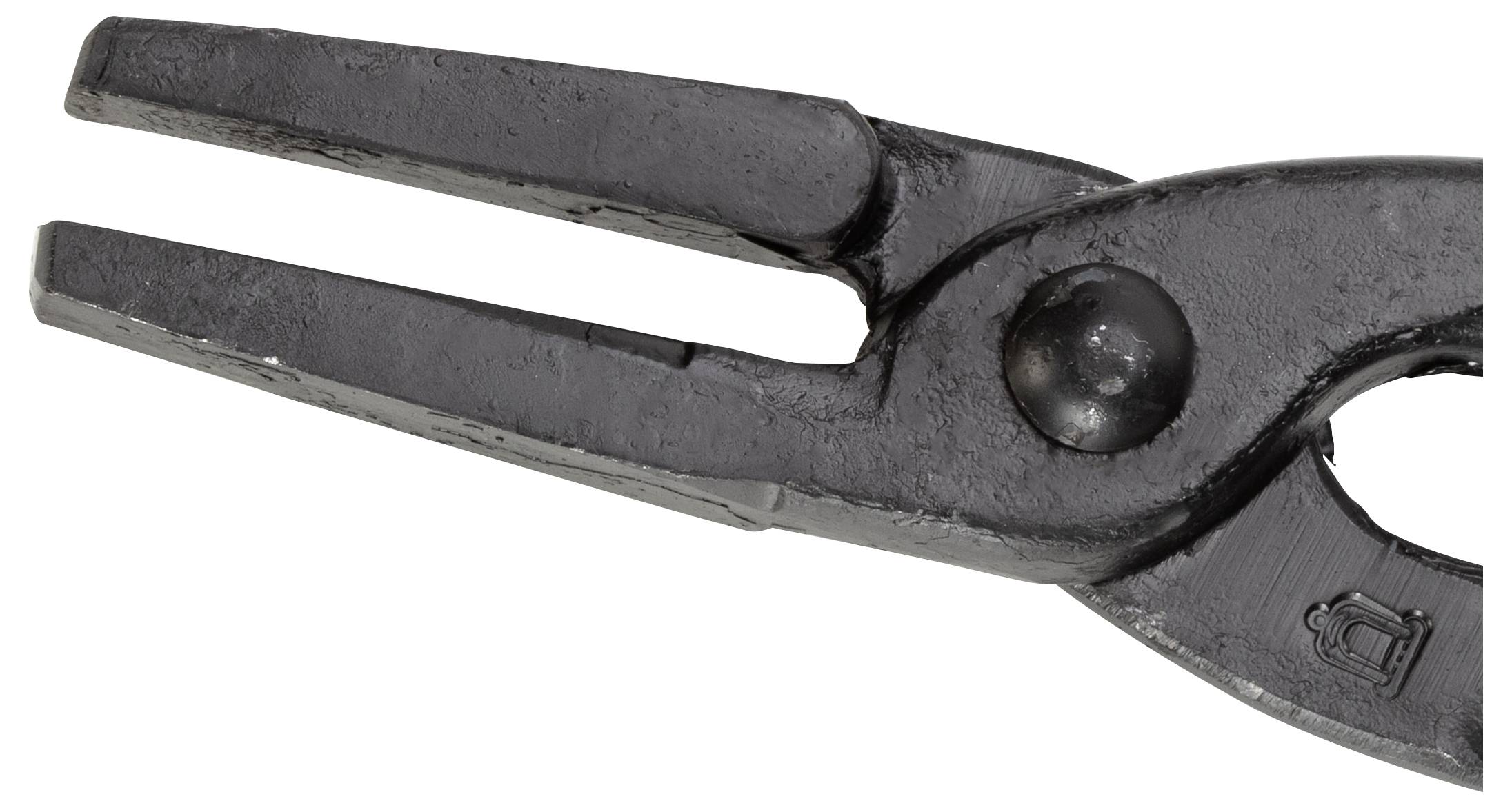 Une pince noire en métal avec une tête de marteau à l'extrémité de la poignée, gros plan sur les mâchoires. Outil pour travaux manuels.